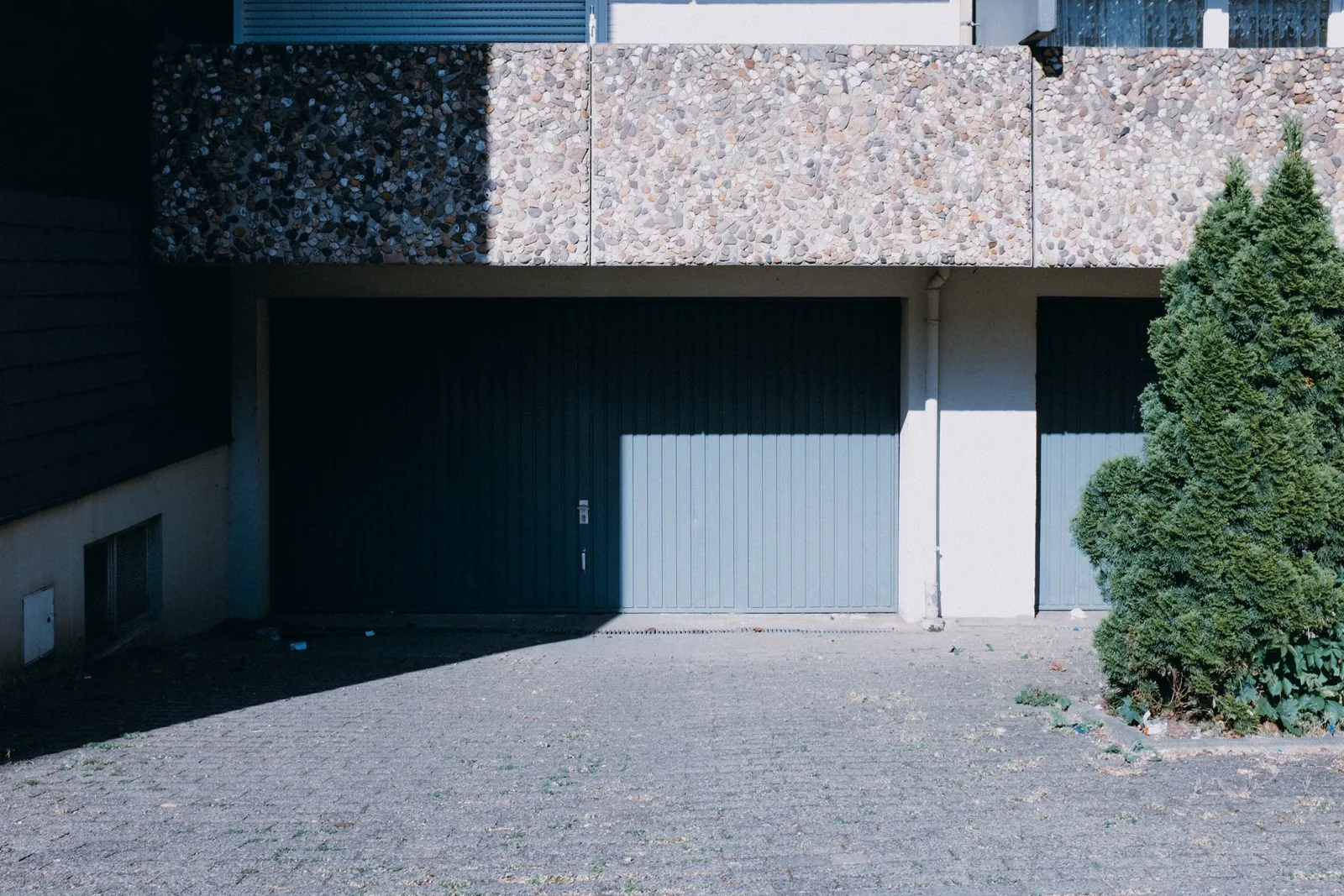 Porte de garage contemporaine
