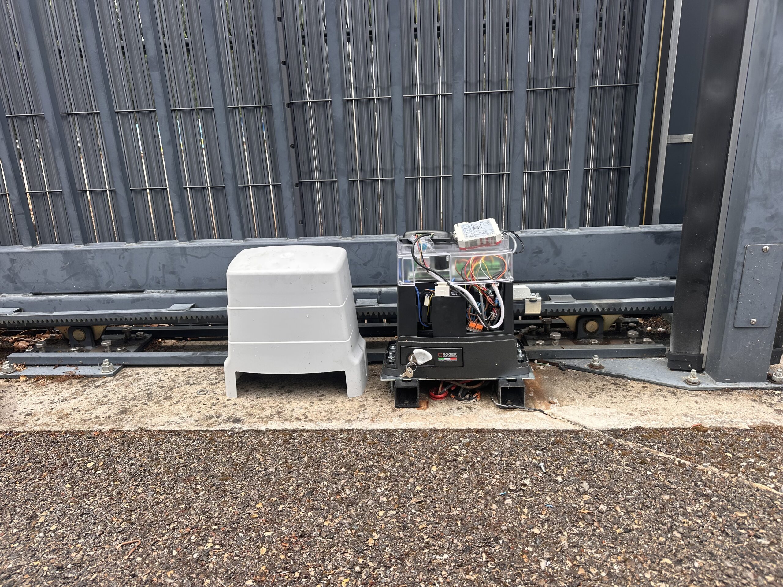 Motorisation Roger Technology BH30 pendant son installation à Martigues