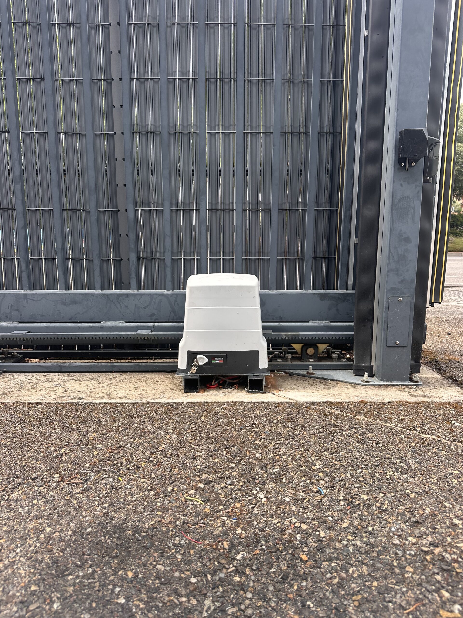 Motorisation Roger Technology BH30 terminée sur un portail coulissant à Martigues