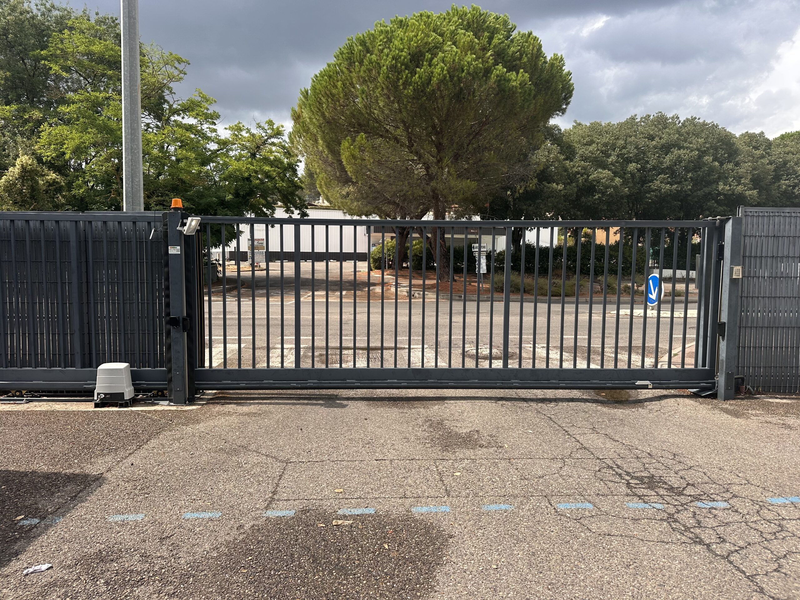 Portail coulissant motorisé après installation d’une Roger Technology BH30 à Martigues