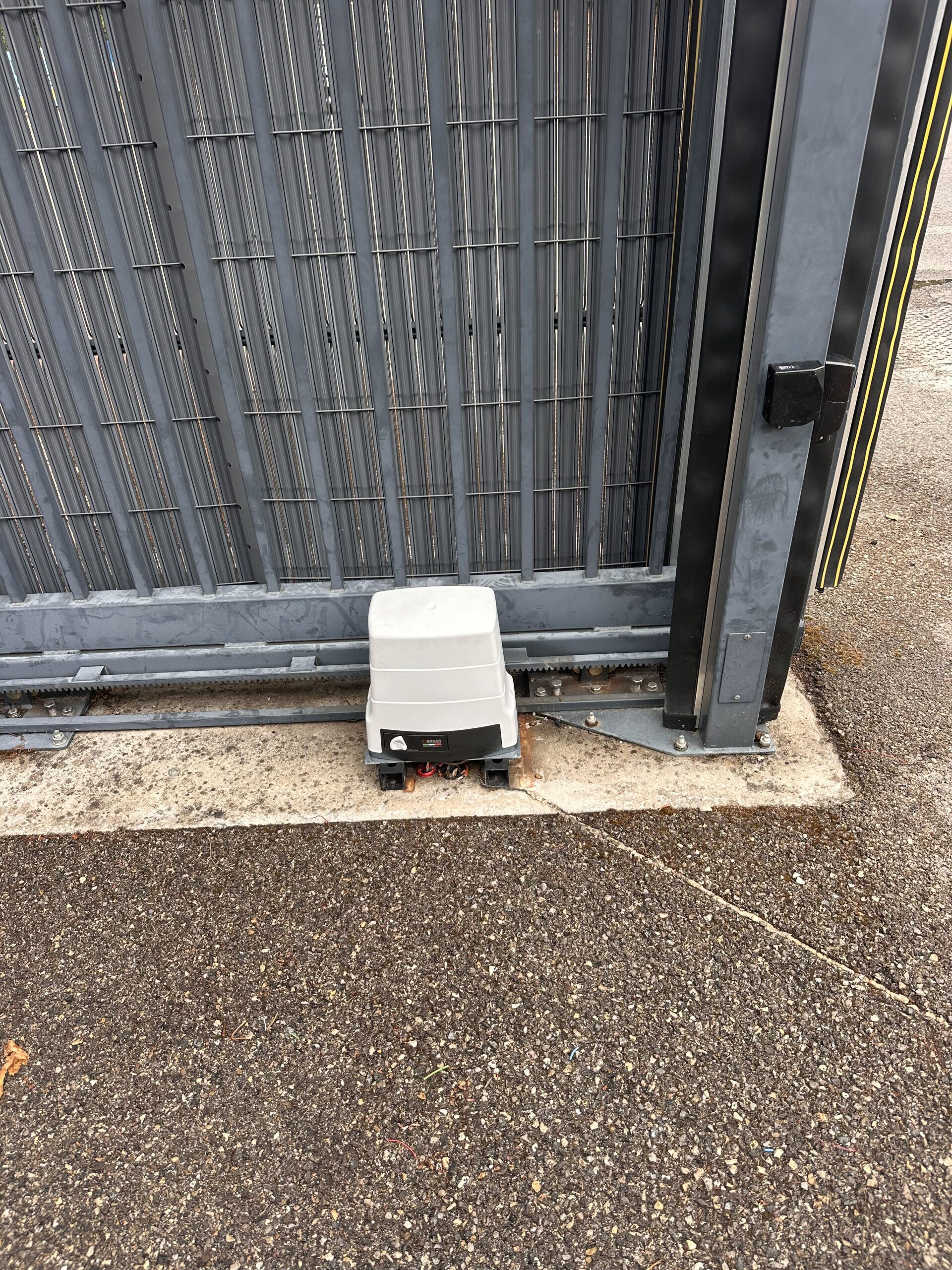 Motorisation Roger Technology BH30 et équipements de sécurité du portail coulissant après intervention à Martigues