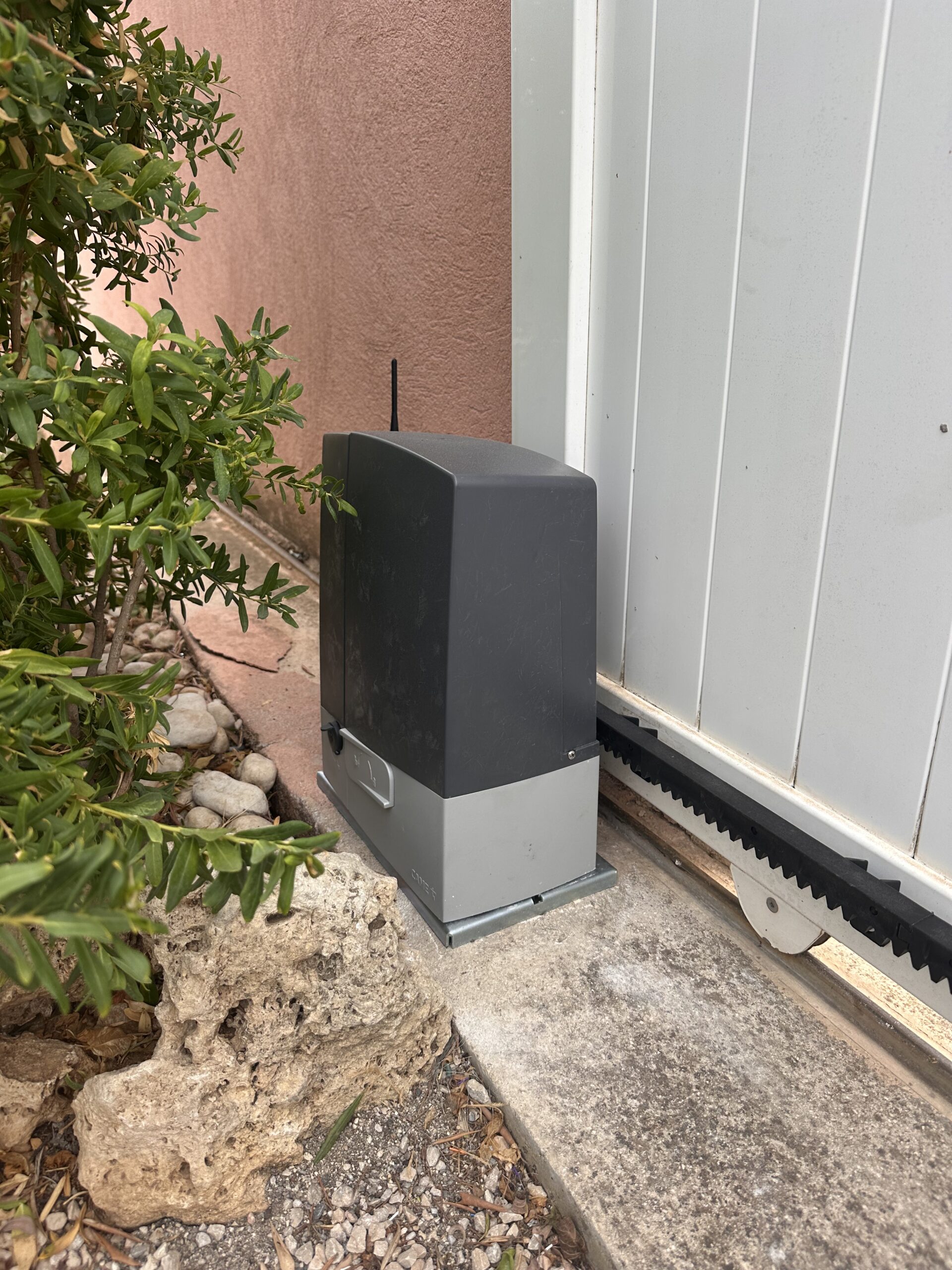 Motorisation CAME BXV 400 et nouvelle crémaillère installées sur un portail coulissant à Châteauneuf-les-Martigues