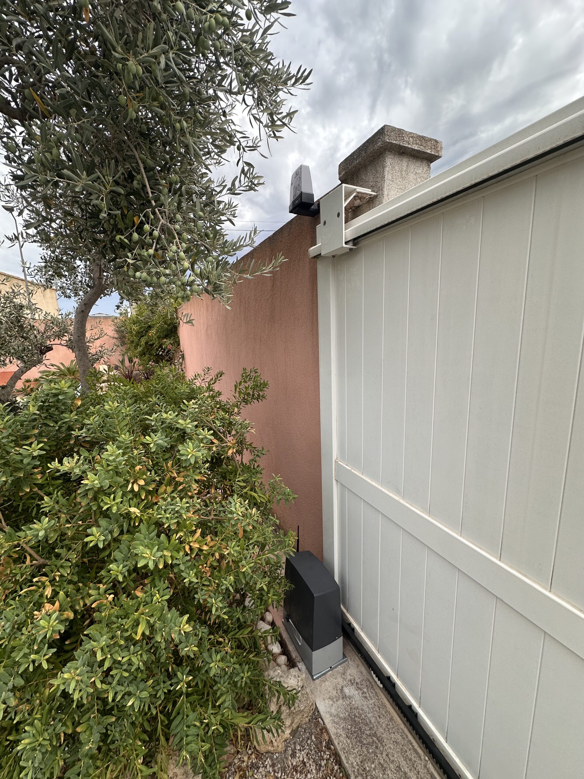 Vue latérale de la motorisation CAME BXV 400 et de la crémaillère à fixation renforcée à Châteauneuf-les-Martigues