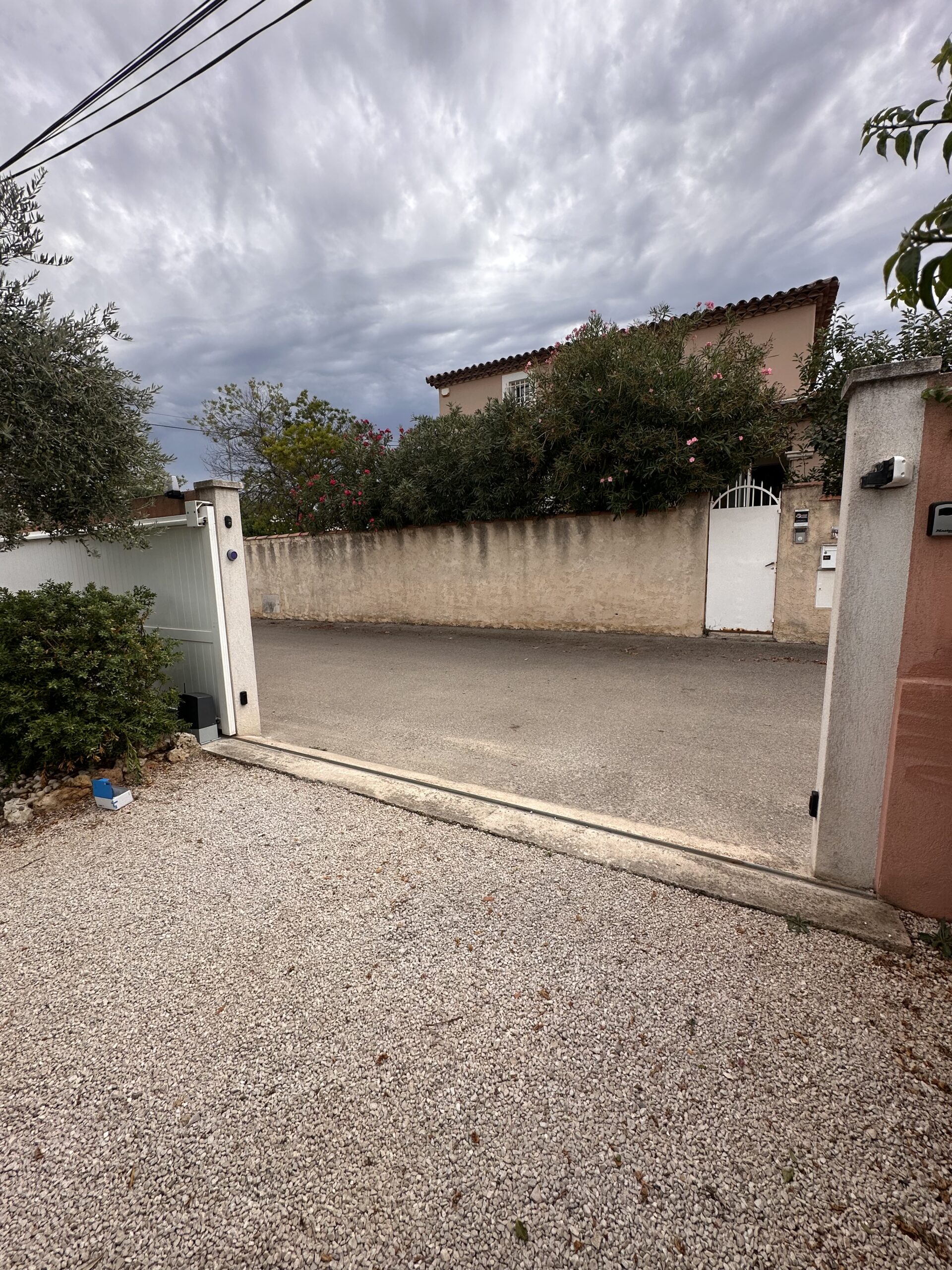 Portail coulissant motorisé en position ouverte après intervention à Châteauneuf-les-Martigues